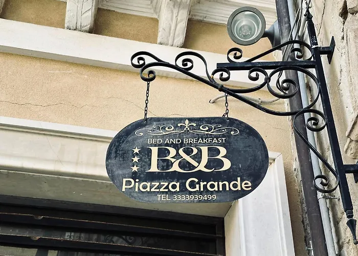 לינה וארוחת בוקר - Piazza Grande 3*