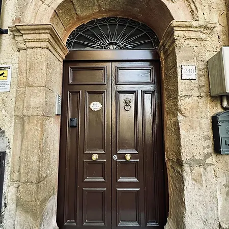 Bed and Breakfast - Piazza Grande 3*